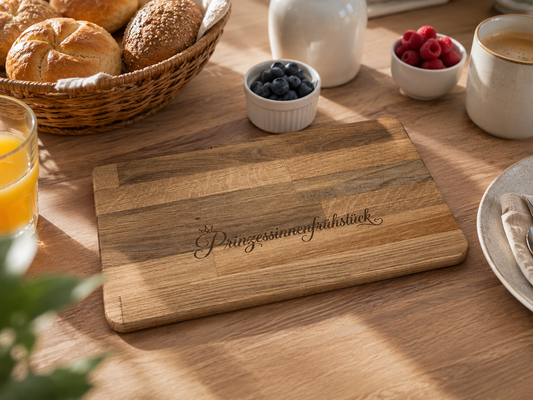 Personalisiertes Frühstücksbrett aus Eiche mit Gravur auf gedecktem Tisch